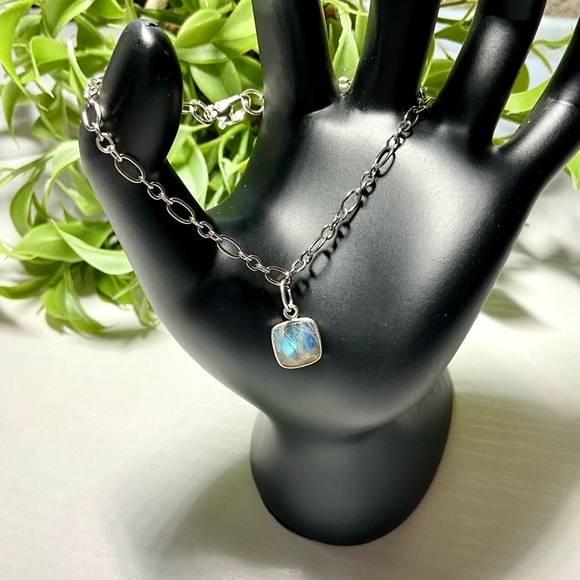 Artisan Crafted Bracelet with Cushion Cut Labradorite Gemstone Pen… - Picture 3 of 6